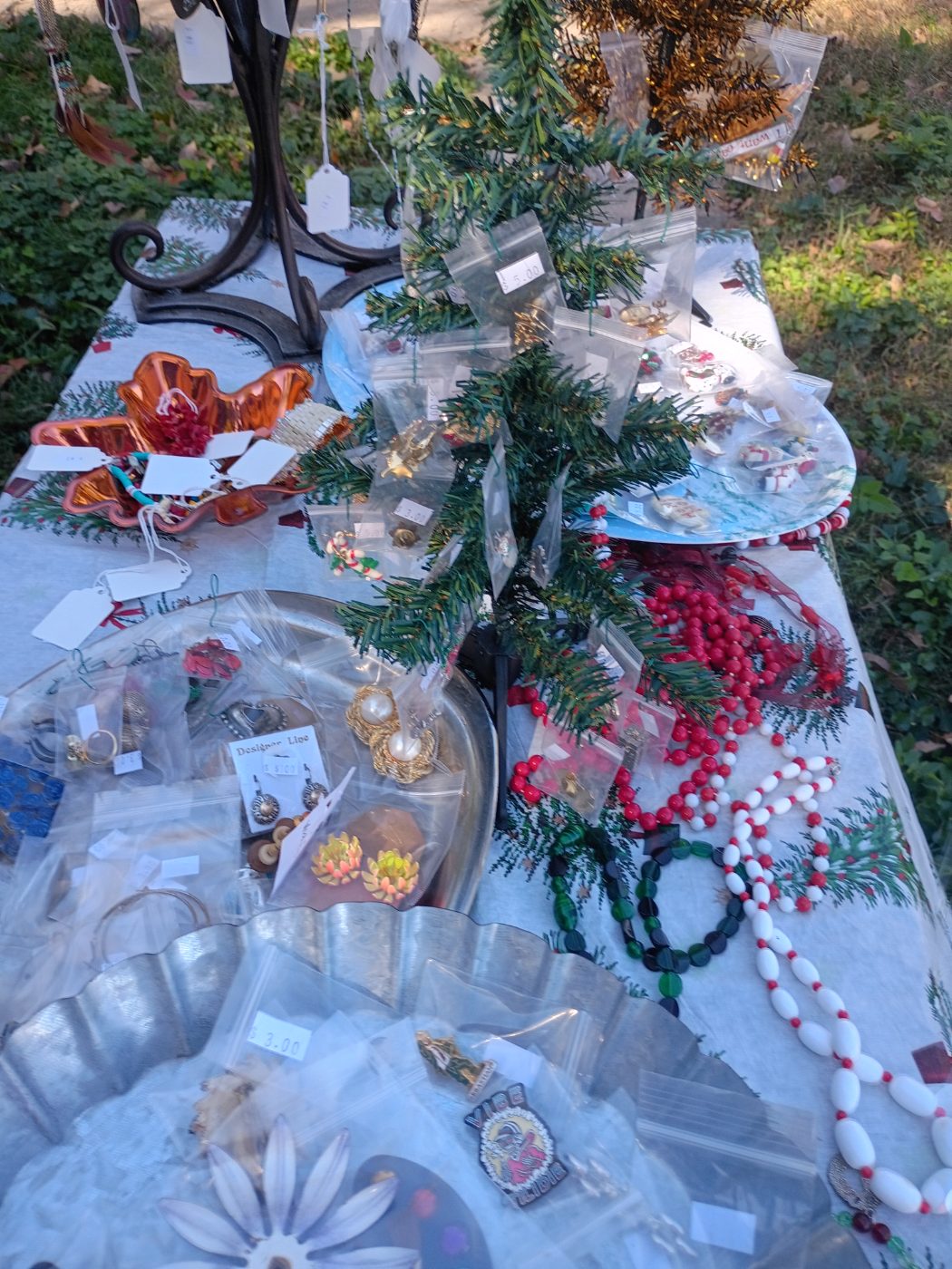 Yard sale, lots of jewelry photo 1